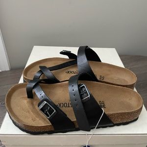 Mayari Birkenstocks in the color graceful licorice.